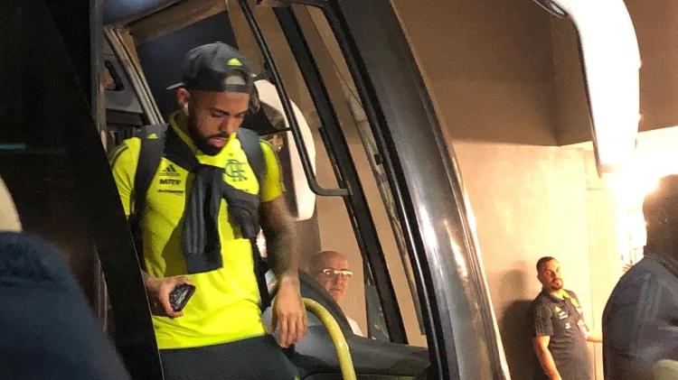 Atacante Gabigol na chegada ao Maracanã junto com a delegação do Flamengo - Leo Burlá / UOL Esporte