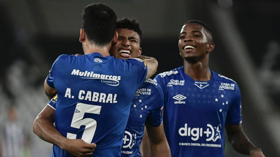 Éderson segue como dúvida para o jogo, enquanto Cacá (ao fundo) disputa vaga na defesa com Fabrício Bruno - Marcello Dias/Light Press/Cruzeiro