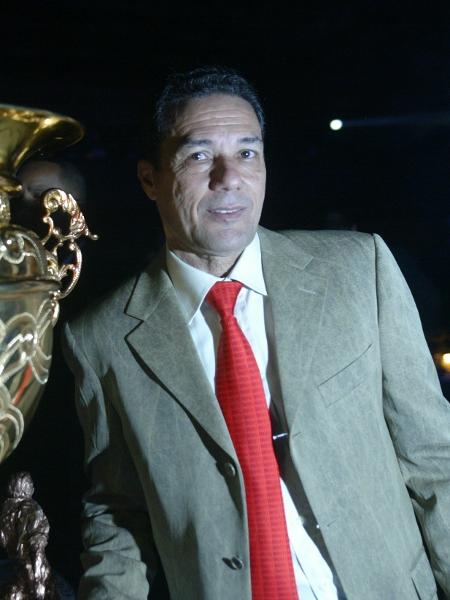 Luxemburgo, então técnico do Palmeiras, posa ao lado da taça do Paulistão 2008 - Sergio Alberti / Folhapress