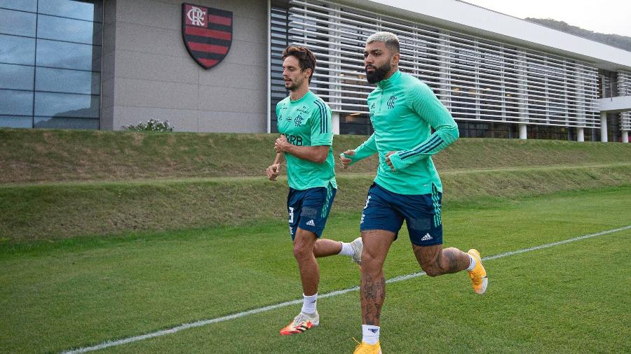 Rodrigo Caio e Gabigol correm em volta do campo do Ninho do Urubu, CT do Flamengo - Alexandre Vidal/Flamengo