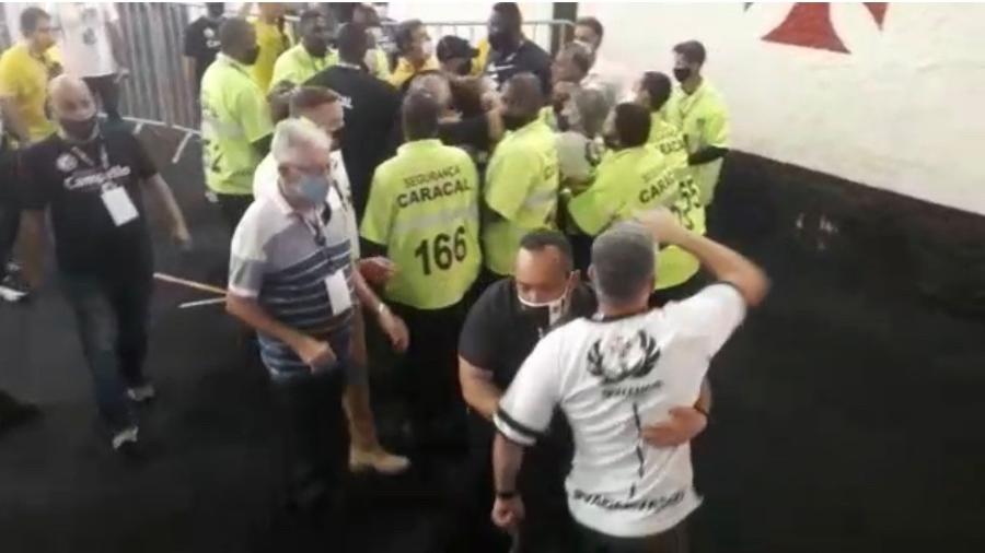 Confusão tomou conta do ginásio do Vasco e envolvidos foram parar na delegacia - Alexandre Araújo / UOL Esporte