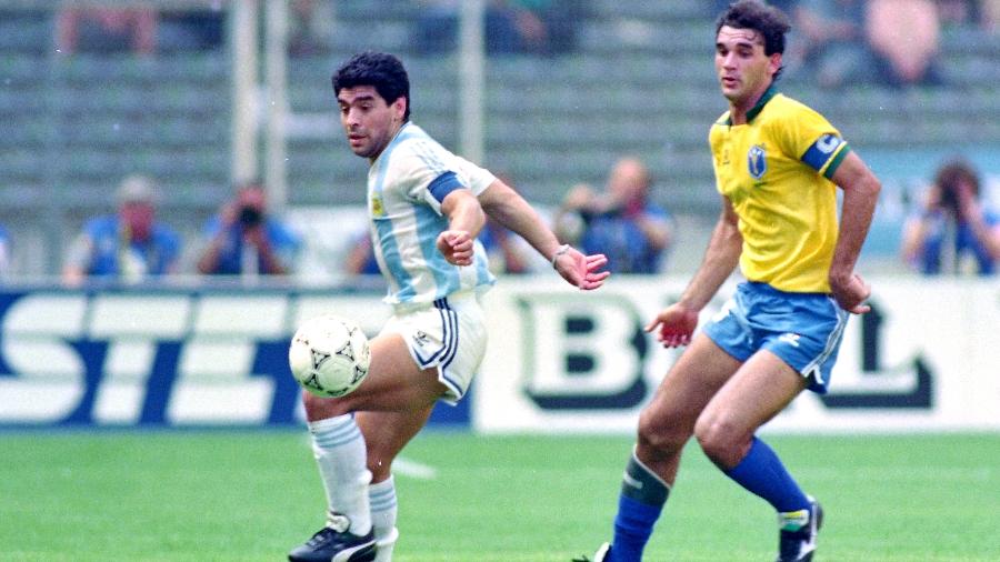 Diego Maradona é marcado por Ricardo Gomes na Copa do Mundo de 1990, na partida entre Argentina x Brasil - Etsuo Hara/Getty Images