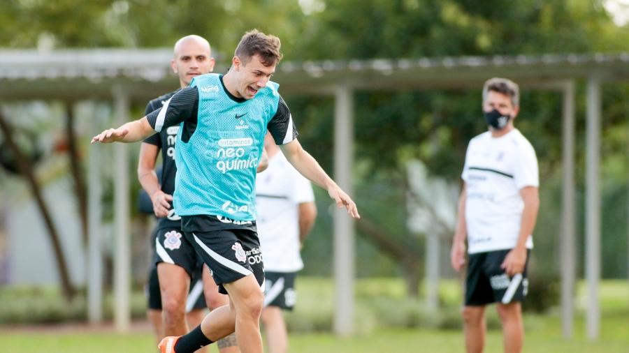 Durante o treinamento do Corinthians, membros do staff do clube permanecem utilizando máscara  - Rodrigo Coca/ Ag. Corinthians