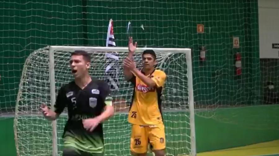 Marinho avisa árbitro sobre gol de mão - Reprodução