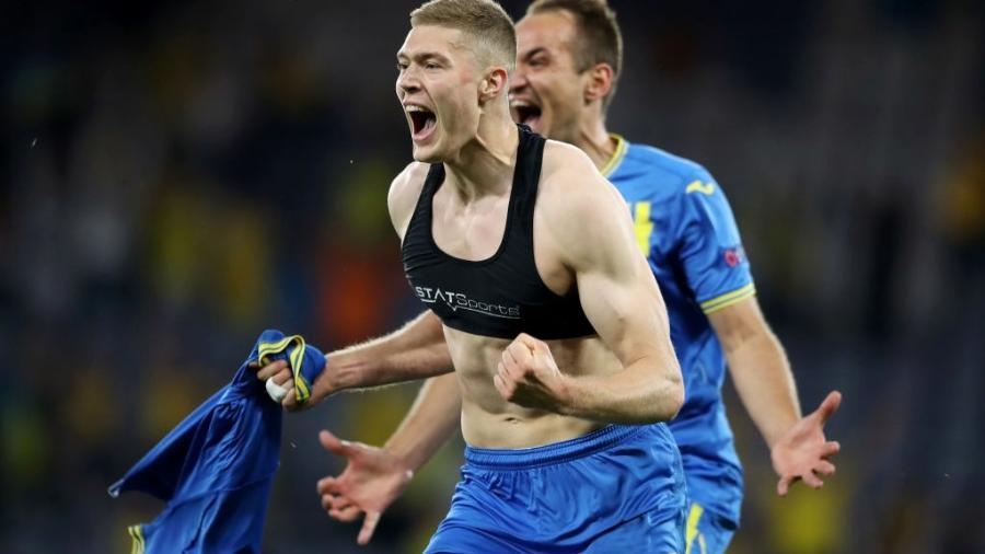 Artem Dovbyk comemora gol decisivo da Ucrânia contra a Suécia, pelas oitavas de final da Eurocopa - UEFA via Getty Images