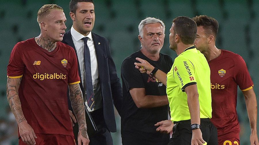 Técnico José Mourinho foi expulso no amistoso entre Betis e Roma - AFP