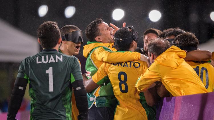 Jogadores do Brasil comemoram gol de Nonato na final do futebol de 5 nas Paralimpíadas de Tóquio