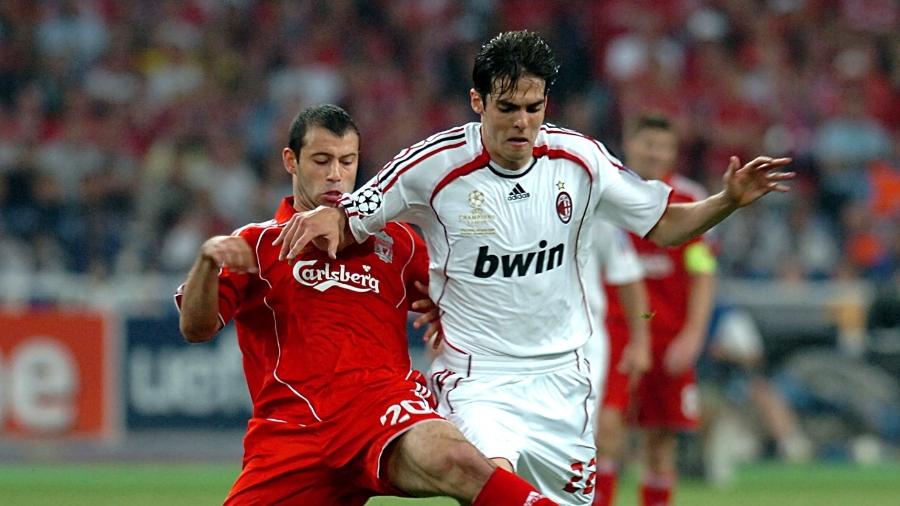 Mascherano e Kaká disputam bola durante a final da Liga dos Campeões de 2007 entre Liverpool e Milan - Tony Marshall - PA Images via Getty Images