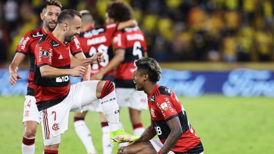 Bruno Henrique agradece a segunda assistência de Éverton Ribeiro pelo Flamengo, contra o Barcelona -EQU - Staff Images / CONMEBOL