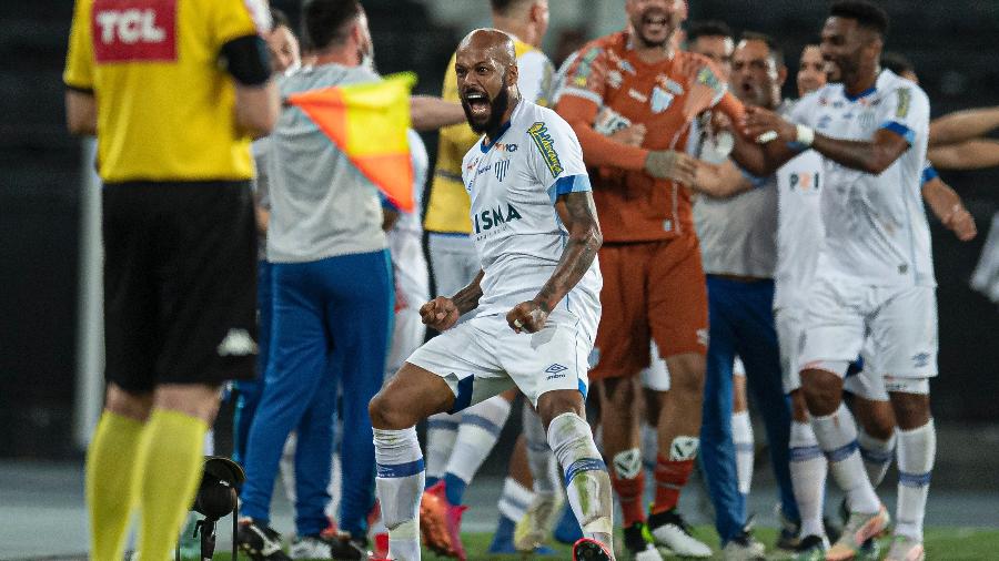 Bruno Silva comemora gol do Avaí contra o Botafogo, pela Série B - Jorge Rodrigues/AGIF