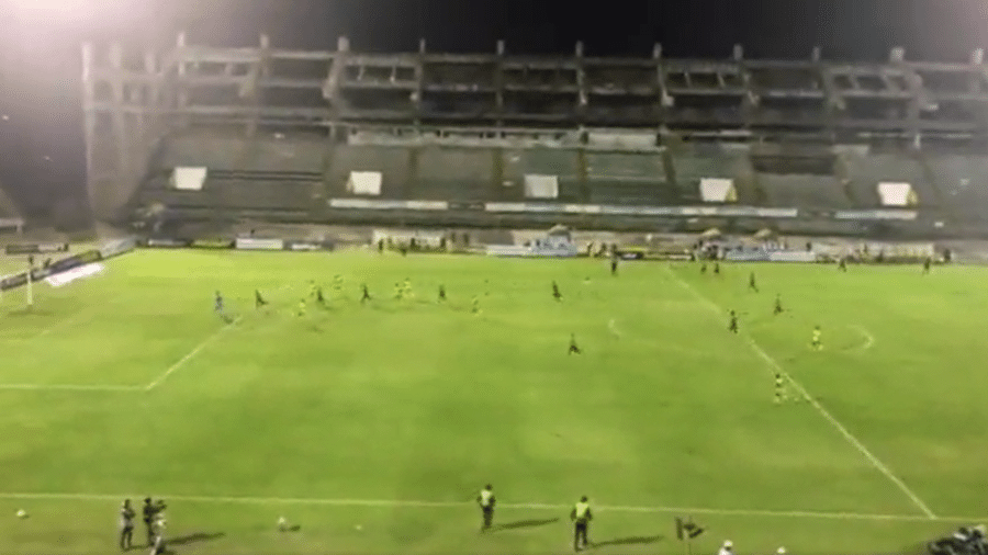 Torcedores do Atlético Huila invadem o gramado para agredir os jogadores - Reprodução/Twitter