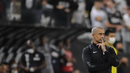 Torcida do Corinthians celebra demissão de Sylvinho 