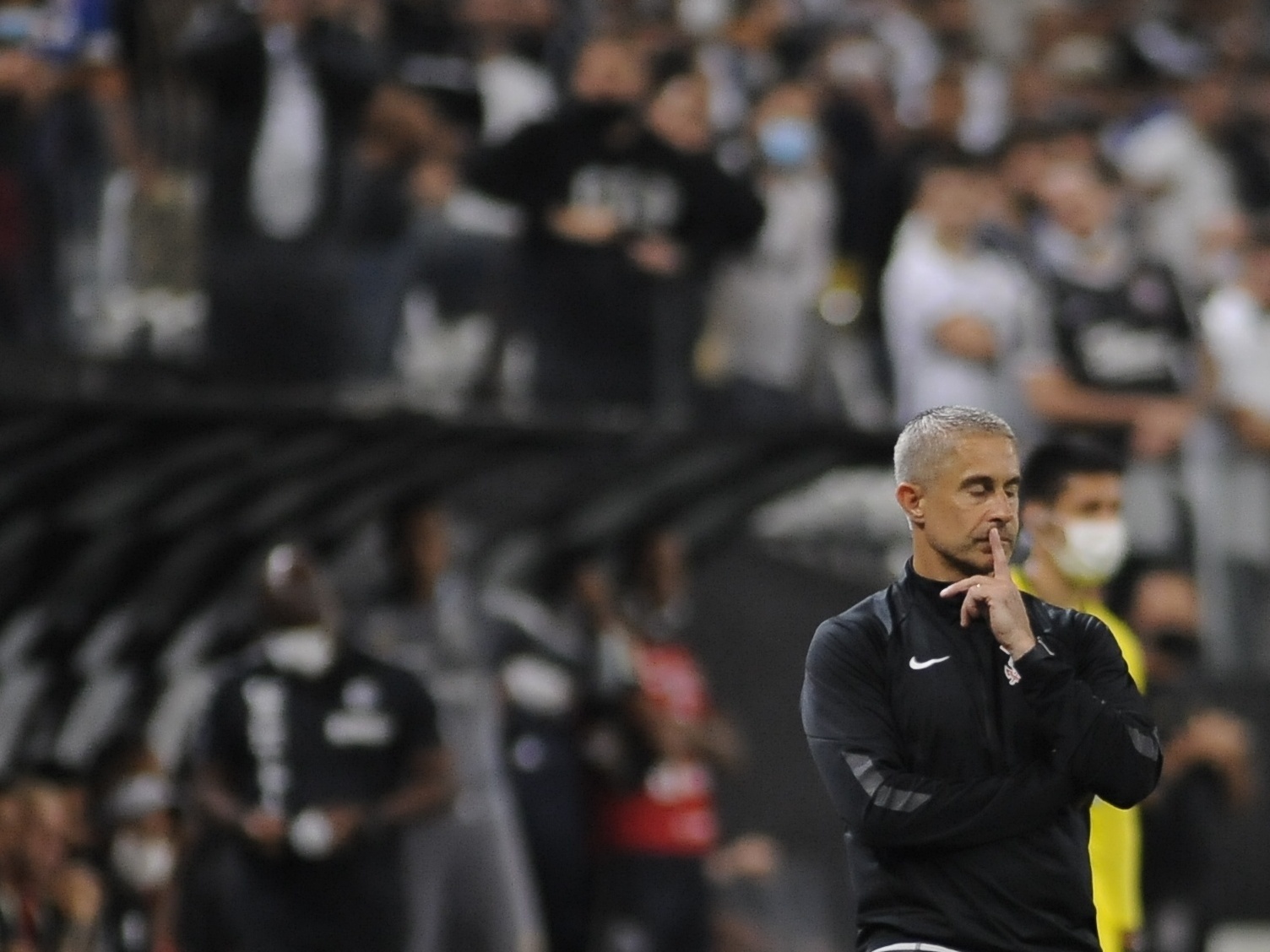 Demissão de Sylvinho escancara amadorismo e um time refém da torcida