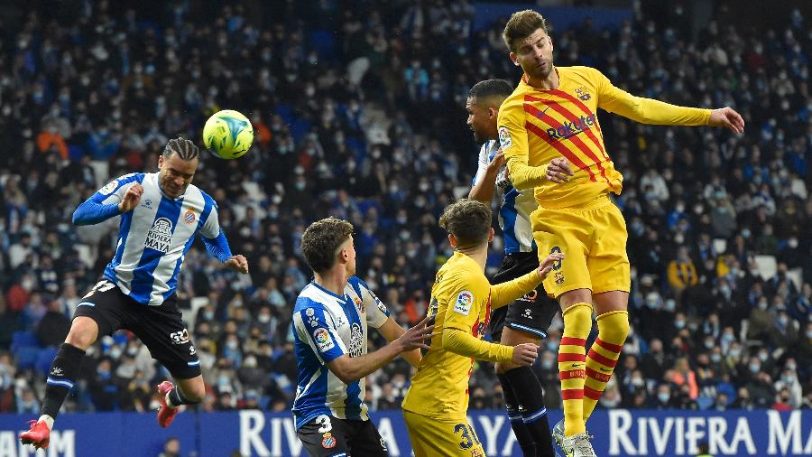 Gerard Piqué tenta cabeceio em jogo do Barcelona contra o Espanyol pelo Campeonato Espanhol - PAU BARRENA/AFP