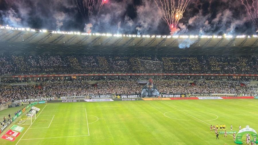 Torcida do Atlético-MG fez um mosaico com as lanternas dos celulares, antes do duelo com o Flamengo, pela Copa do Brasil - Victor Martins/UOL Esporte