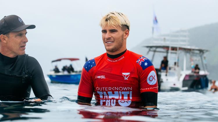 Técnico Leandro Dora, o Grilo, e Jack Robinson durante etapa de Teahupoo, no Taiti