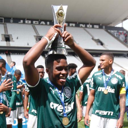 Endrick, do Palmeiras, comemora conquista do Brasileirão sub-20 sobre o Corinthians - FERNANDO ROBERTO/UAI FOTO/ESTADÃO CONTEÚDO
