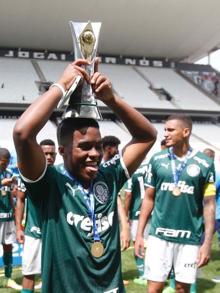 Endrick, do Palmeiras, comemora conquista do Brasileirão sub-20 sobre o Corinthians - FERNANDO ROBERTO/UAI FOTO/ESTADÃO CONTEÚDO
