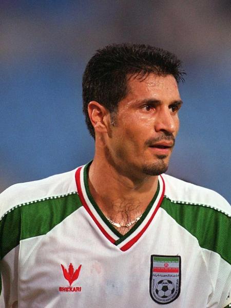 Ali Daei em ação com a camisa do Irã contra a Tailândia  - Matthew Ashton/EMPICS via Getty Images