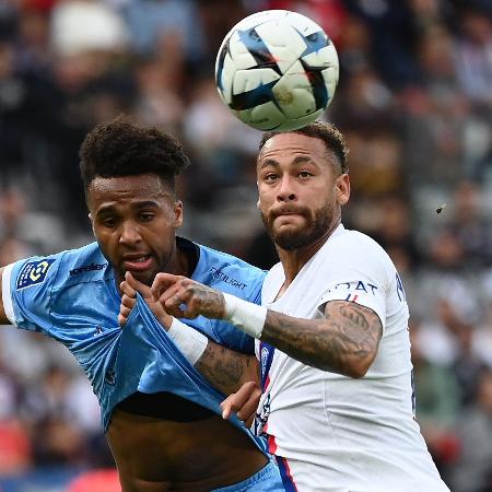 Neymar disputa bola durante PSG x Troyes - FRANCK FIFE / AFP