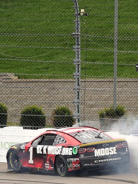 Ross Chastain joga o carro no muro durante corrida da Nascar - Stacy Revere/Getty Images/AFP