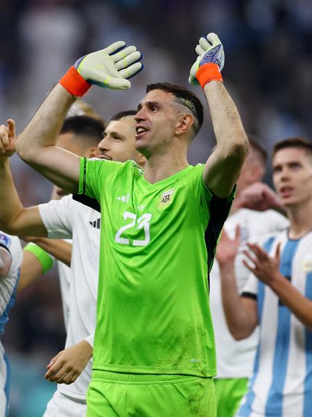 Emiliano Martínez, goleiro da Argentina, celebra vitória com a torcida - Kai Pfaffenbach/Reuters