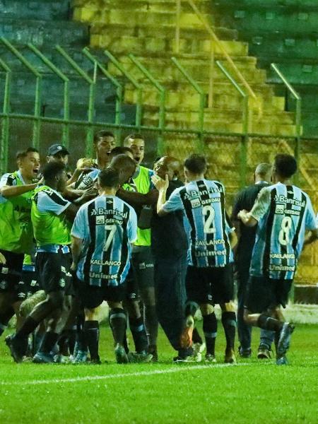 Jogadores do Grêmio comemoram gol na vitória sobre o Guarani - Renan Jardim/Grêmio FBPA