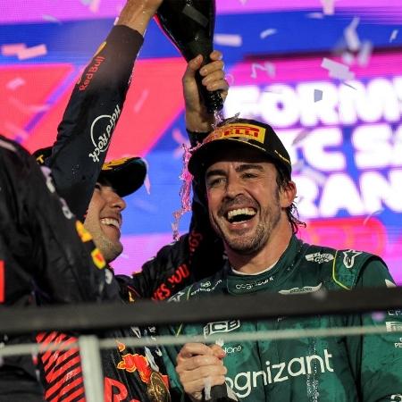 Alonso comemora terceira posição no GP da Arábia Saudita - Giuseppe CACACE / AFP