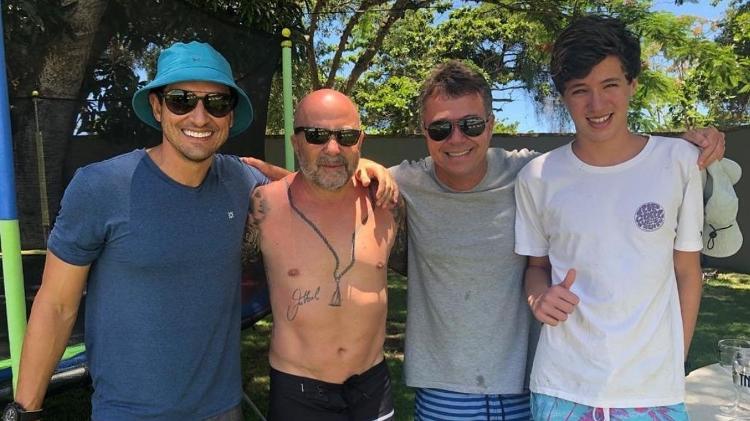 Técnico argentino Jorge Sampaoli com amigos e familiares em seu condomínio em Búzios (RJ) - Reprodução - Reprodução