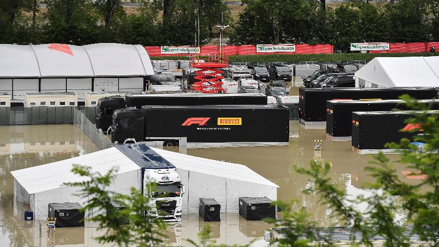 Cancelamento por chuvas, como aconteceu em Ímola, é caso raro; paddock italiano ficou inundado - REUTERS/Jennifer Lorenzini