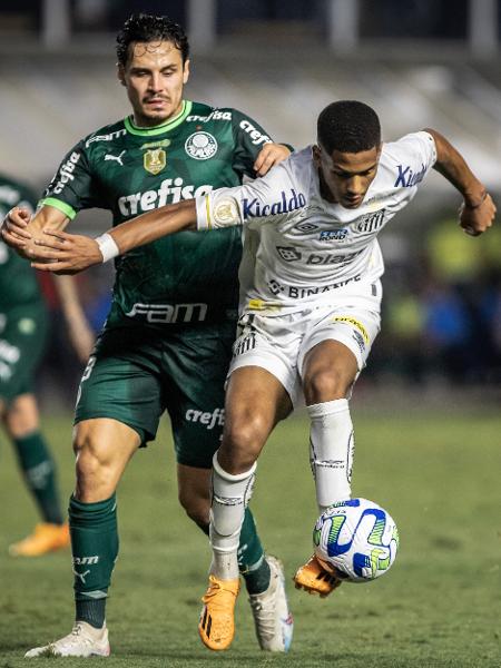 Raphael Veiga, do Palmeiras, e Ângelo, do Santos, brigam pela bola em partida do Campeonato Brasileiro - Abner Dourado/AGIF