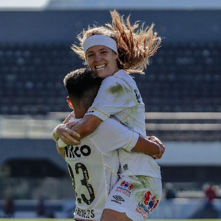 Jogadoras do Santos comemoram gol sobre o Flamengo pelo Brasileiro feminino - REINALDO CAMPOS/ESTADÃO CONTEÚDO