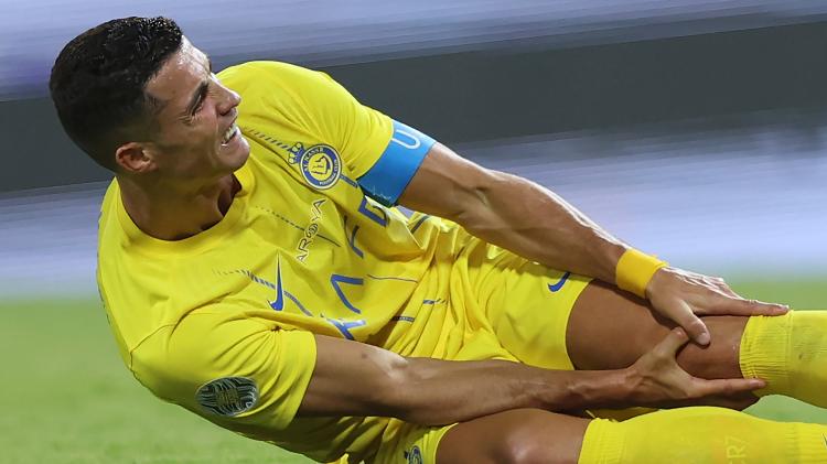 Cristiano Ronaldo sente o joelho durante partida do Al Nassr