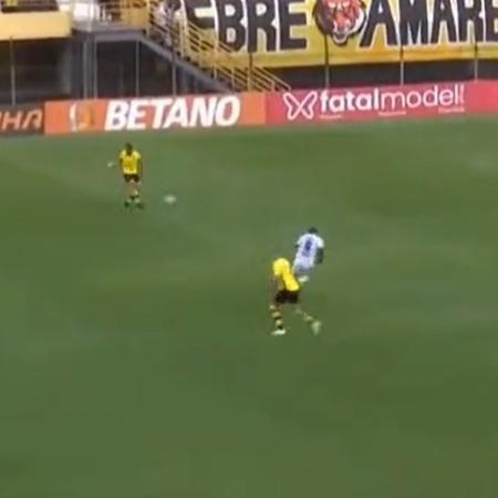 Jogador, hoje no Amazonas, aproveitou erro do São Bernardo e marcou em jogo da Série C