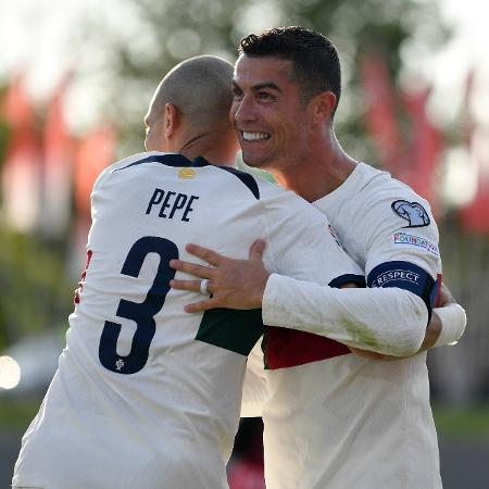 Pepe e Cristiano Ronaldo durante partida de Portugal nas Eliminatórias da Eurocopa