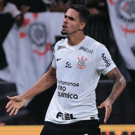 Lucas Veríssimo comemora gol do Corinthians sobre o Grêmio em partida do Campeonato Brasileiro