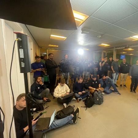 Jornalistas acompanham entrevista de Dorival Junior, então técnico do São Paulo, no chão de espaço cedido pelo Palmeiras para a coletiva