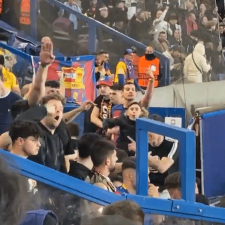 Torcedores do Barcelona são flagrados imitando macaco e fazendo saudação nazista durante jogo da Champions