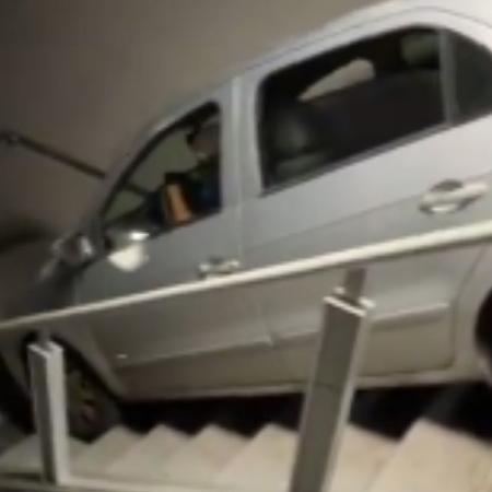 Torcedor do Cruzeiro erra saída e cai com carro em escada no Mineirão
