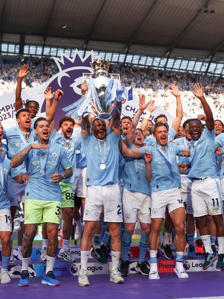Kyle Walker do Manchester City levanta o Troféu da Premier League - Naomi Baker/Getty Images