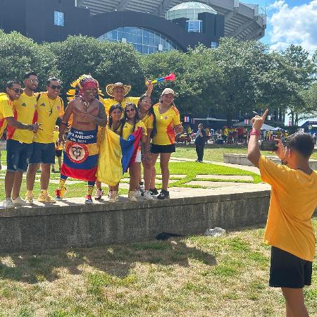 Colombianos fazem a festa antes do jogo contra o Uruguai no Bank of America Stadium, em Charlotte (EUA)