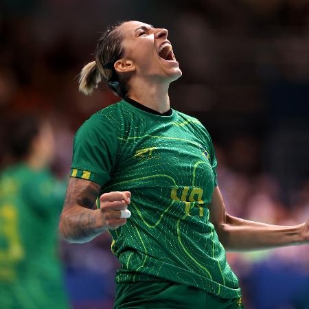 Patricia Matieli comemora durante jogo do Brasil contra a Hungria, no handebol feminino nas Olimpíadas de Paris