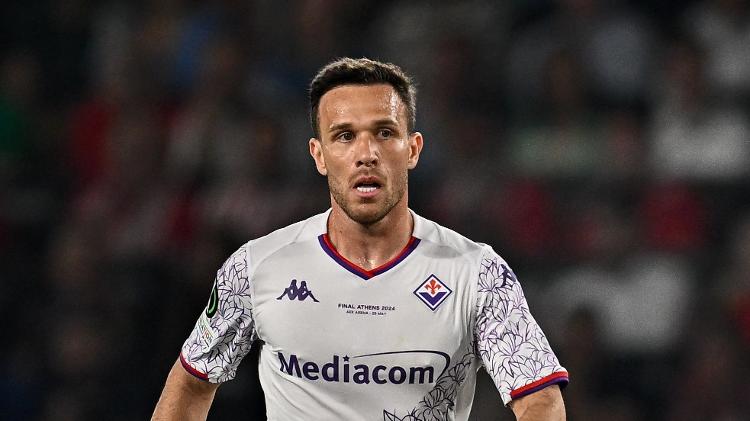 Arthur, meio-campista revelado pelo Grêmio, teve protagonismo pela Fiorentina na temporada 2023/24