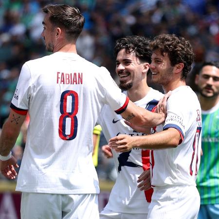 Jogadores do PSG comemoram gol marcado contra o Seattle Sounders no Mundial Jogadores do PSG comemoram gol marcado contra o Seattle Sounders no Mundial