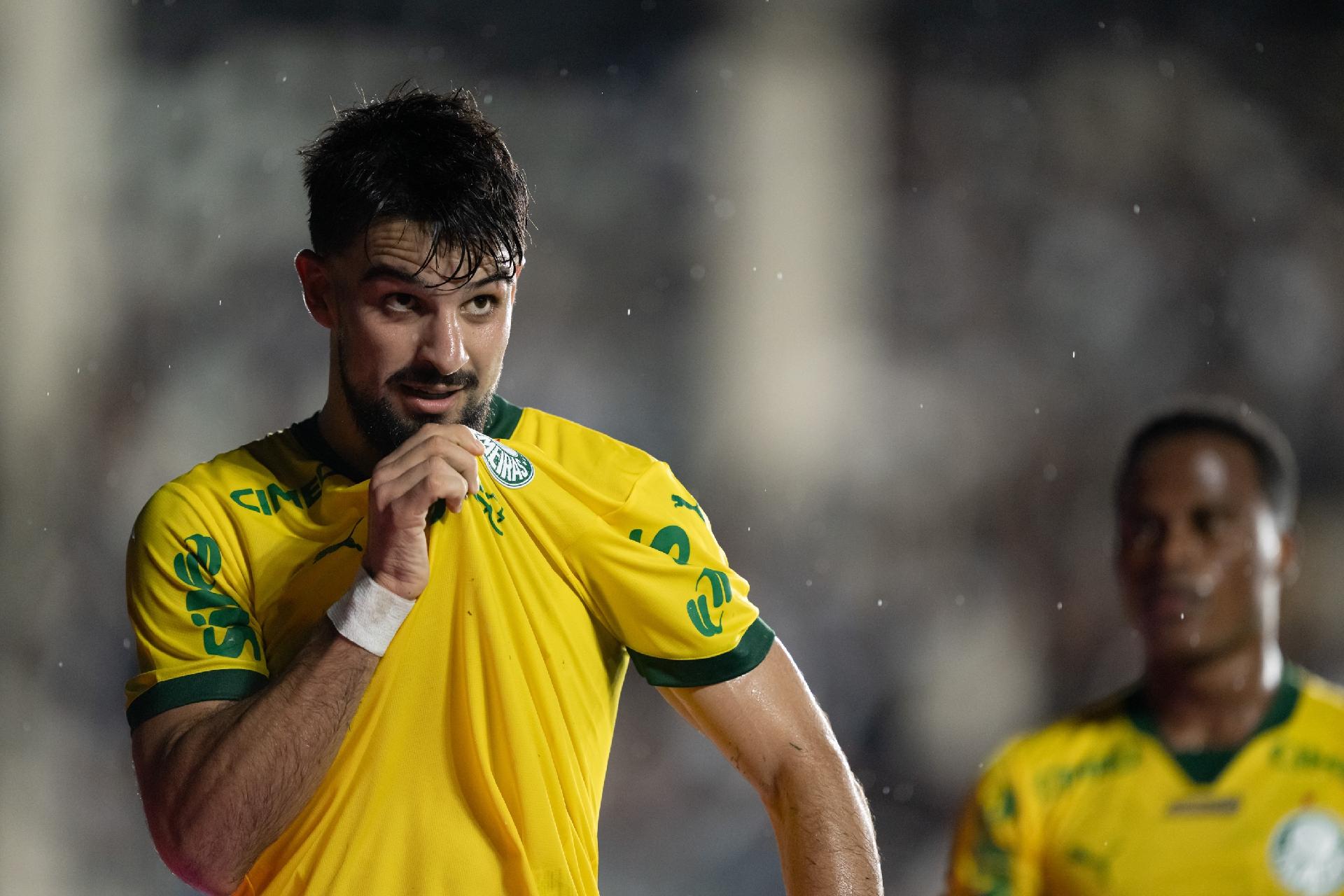 Flaco Lopez levanta o escudo do Palmeiras após gol contra o Vasco - undefined