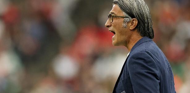 Técnico da Suíça detona regra e arbitragem após derrota para a Argentina