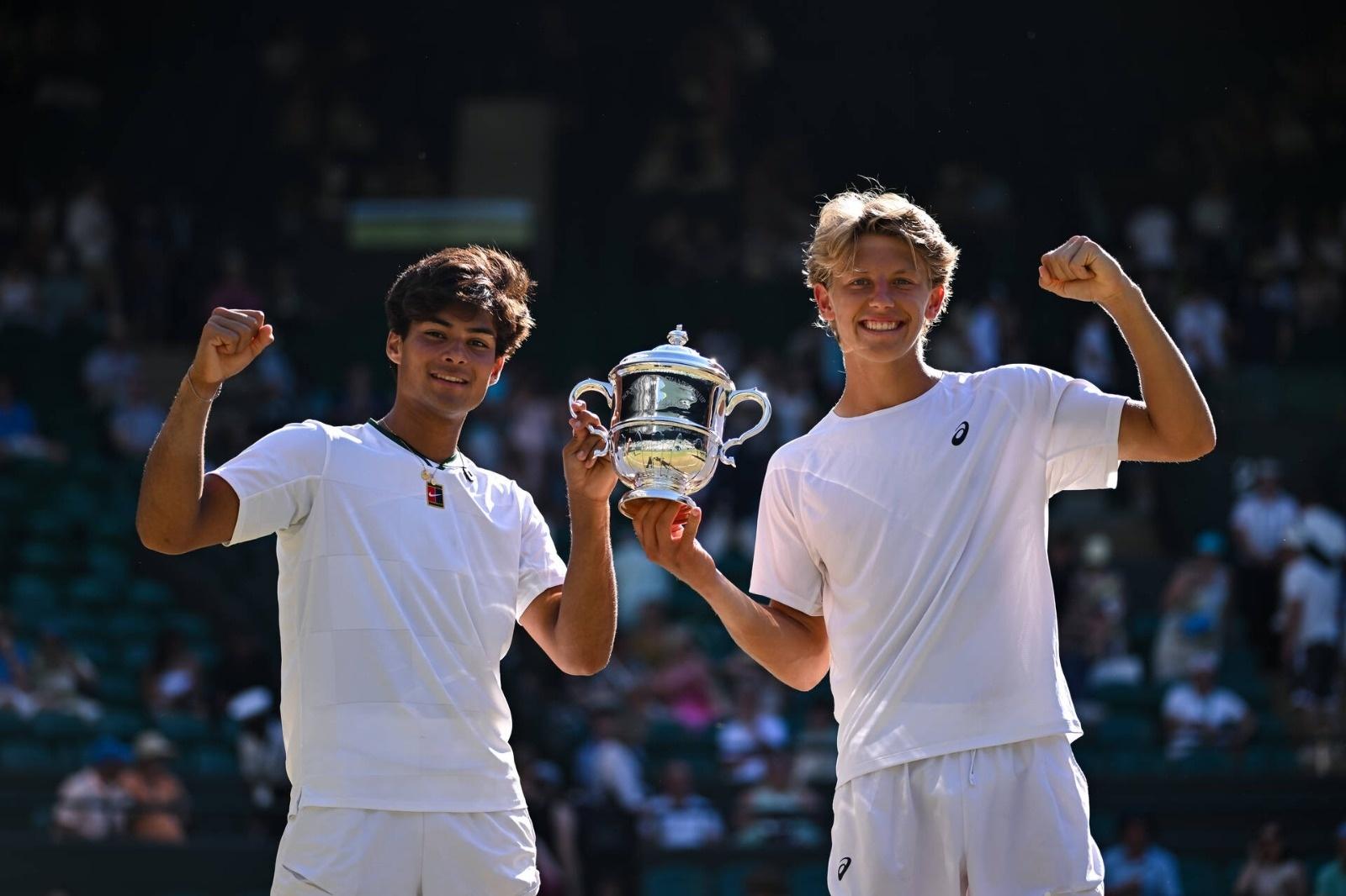 Guto MIguel e Zesko com o troféu de campeão nas duplas do torneio juvenil de Wimbledon - undefined