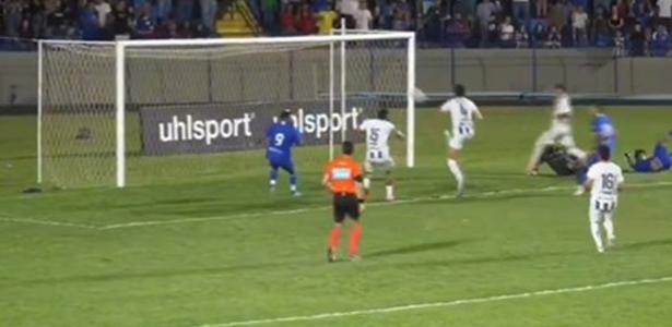 Zagueiro impede acesso do próprio time após gol contra bizarro na Série D