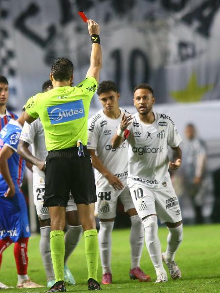 Neymar foi expulso por Sávio Pereira Sampaio no intervalo de Santos x Bahia Neymar foi expulso por Sávio Pereira Sampaio no intervalo de Santos x Bahia