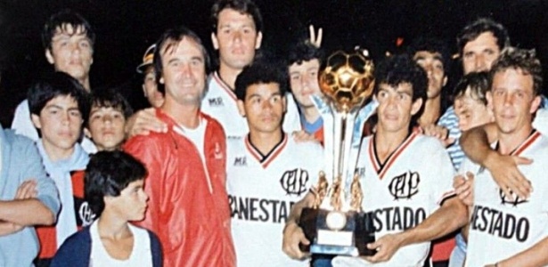 Adilson Batista (esquerda) e Levir Culpi (vermelho) trabalharam juntos no Atlético-PR, na década de 80 - Arquivo pessoal